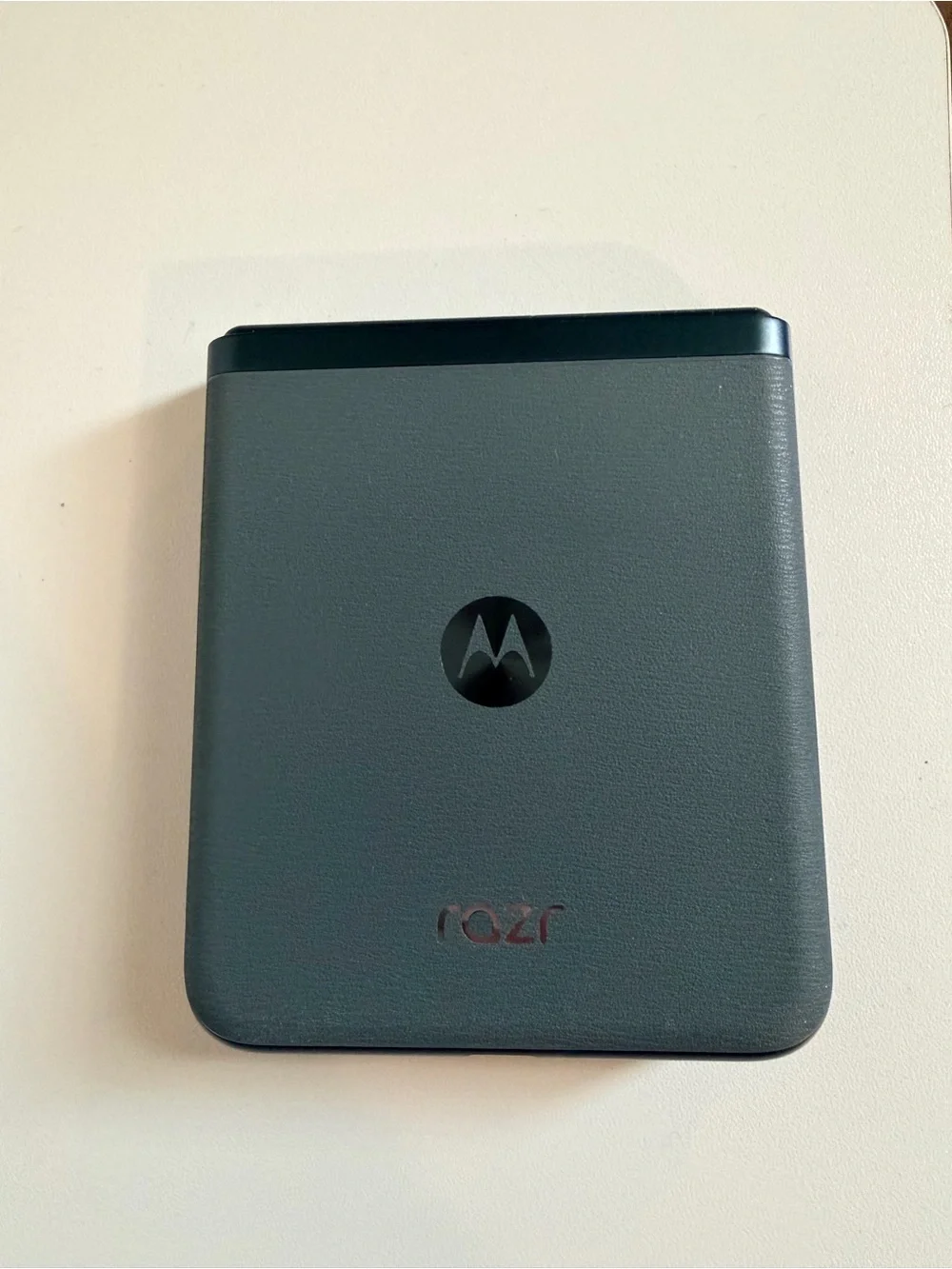 2023 Motorola Razr Foldable Phone - Green Unlocked